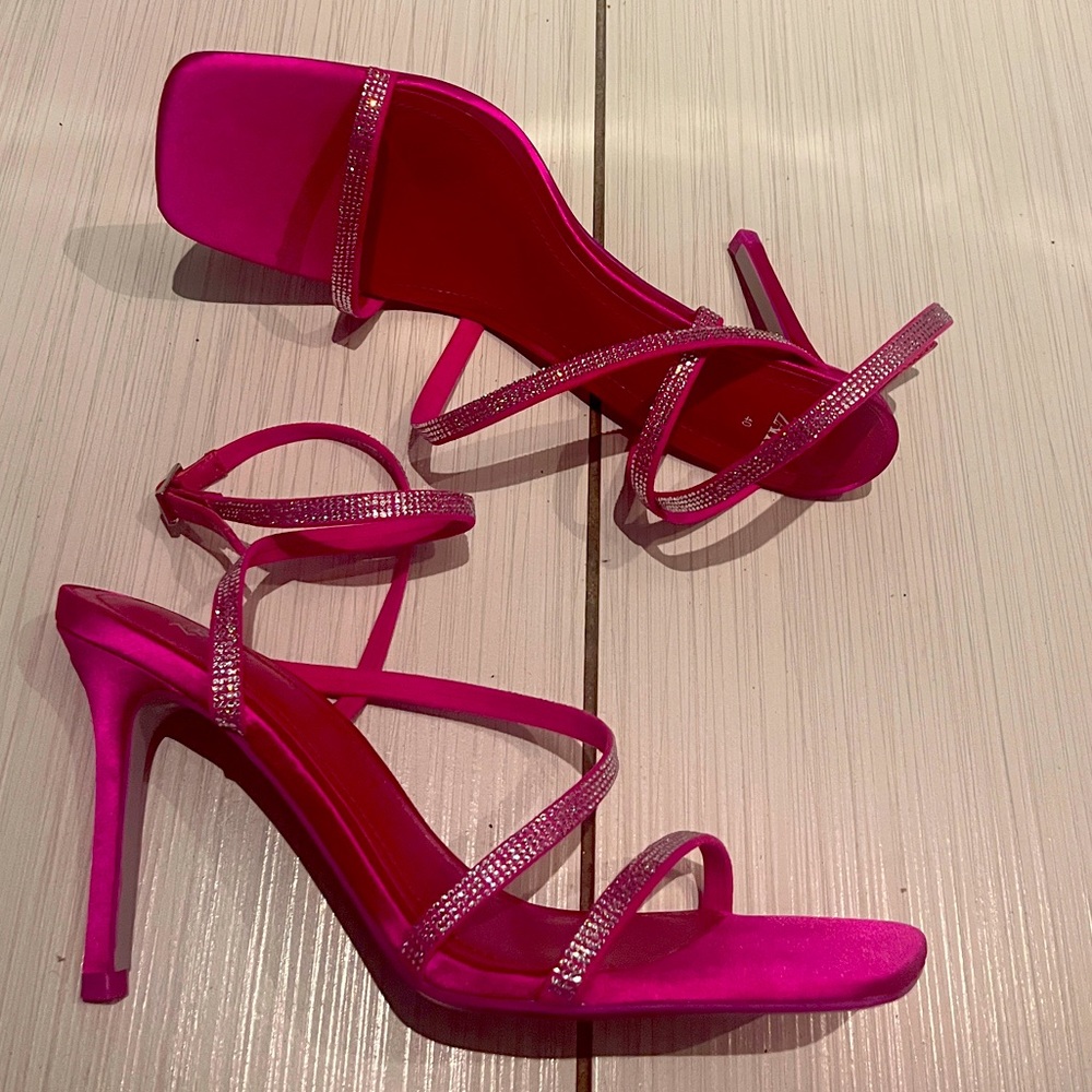 Holiday Shoe -NWOT Hot Pink Diamond Trim Strappy Stiletto Sandals👡
